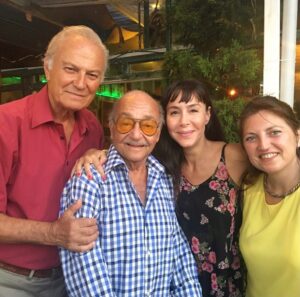 Aslı Aybars Instagram - 1996 senesinde Tatlı Kaçıklar dizisine başladığımda tanışmıştım Aram abiyle kendisi esprili, neşeli ve sıra dışı biriydi dizinin yönetmeniydi kendisi 5 yıl o kadar çok şey yaşadık. Ondan çoook şey öğrendim ve çok sevdim benim öğretmenlerimden biri oldu hep ilham verdi bana hayatımda ki varlığı 🙏  ta ki bizi bırakıp gidene kadar hep görüştük. Madem bugün öğretmenler günü burdan teşekkür, sevgi ve saygı ile anmak istedim güzel ruhunu ❤️ #aramgülyüz