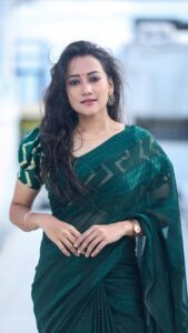 Asritha P Instagram - Ph @satz.photography Mua @ash_makeupempire Saree @srisai_13 blouse @abarnasundarramanclothing . . #asrithasreedasofficial #vijaytelevision #actress #model #saree #traditional #collaboration #reels #reelsinstagram #slowmotion