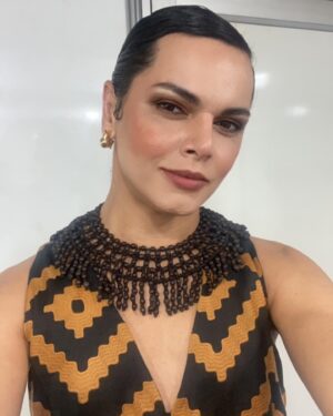 Assucena Assucena Instagram - A energia de hoje no @showparaasflorestas foi estonteante! A chegada das mulheres kaiapós foi um acontecimento que não tem quem não se emocionasse. Tive a honra de subir ao palco com @djuenatikuna @sandraperesm @oficialchicocesar & @nandoreis ao som da @brasiljazzsinfonica !!! Meu agradecimento a @carlosarenno e ao maestro @ruria_duprat !!! Meu muito obrigada à @fitlojaoficial pelo vestido e acessórios lindíssimos de colaboração da AMISM (Associação de Mulheres Sataré Mawé. 

Hoje foi dia de celebração aos povos originários e pelo fortalecimento de sua luta. Gritemos por DEMARCAÇÃO JÁ!!!