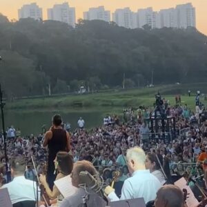 Assucena Assucena Instagram - A energia de hoje no @showparaasflorestas foi estonteante! A chegada das mulheres kaiapós foi um acontecimento que não tem quem não se emocionasse. Tive a honra de subir ao palco com @djuenatikuna @sandraperesm @oficialchicocesar & @nandoreis ao som da @brasiljazzsinfonica !!! Meu agradecimento a @carlosarenno e ao maestro @ruria_duprat !!! Meu muito obrigada à @fitlojaoficial pelo vestido e acessórios lindíssimos de colaboração da AMISM (Associação de Mulheres Sataré Mawé. 

Hoje foi dia de celebração aos povos originários e pelo fortalecimento de sua luta. Gritemos por DEMARCAÇÃO JÁ!!!