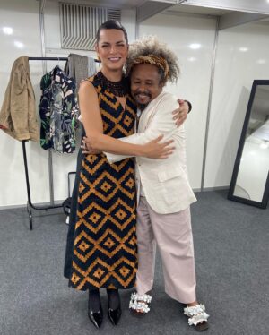 Assucena Assucena Instagram - A energia de hoje no @showparaasflorestas foi estonteante! A chegada das mulheres kaiapós foi um acontecimento que não tem quem não se emocionasse. Tive a honra de subir ao palco com @djuenatikuna @sandraperesm @oficialchicocesar & @nandoreis ao som da @brasiljazzsinfonica !!! Meu agradecimento a @carlosarenno e ao maestro @ruria_duprat !!! Meu muito obrigada à @fitlojaoficial pelo vestido e acessórios lindíssimos de colaboração da AMISM (Associação de Mulheres Sataré Mawé. 

Hoje foi dia de celebração aos povos originários e pelo fortalecimento de sua luta. Gritemos por DEMARCAÇÃO JÁ!!!
