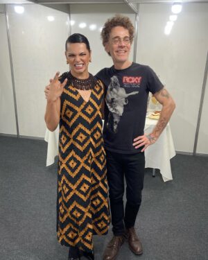 Assucena Assucena Instagram - A energia de hoje no @showparaasflorestas foi estonteante! A chegada das mulheres kaiapós foi um acontecimento que não tem quem não se emocionasse. Tive a honra de subir ao palco com @djuenatikuna @sandraperesm @oficialchicocesar & @nandoreis ao som da @brasiljazzsinfonica !!! Meu agradecimento a @carlosarenno e ao maestro @ruria_duprat !!! Meu muito obrigada à @fitlojaoficial pelo vestido e acessórios lindíssimos de colaboração da AMISM (Associação de Mulheres Sataré Mawé. 

Hoje foi dia de celebração aos povos originários e pelo fortalecimento de sua luta. Gritemos por DEMARCAÇÃO JÁ!!!