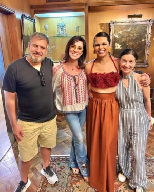 Assucena Assucena Instagram - E o domingo é para a nossa querida e talentosa @assucenaassucena lançando seu primeiro disco “Lusco-Fusco”. Lindo pôr do sol na @evaklabinoficial. Que seja uma linda jornada para essa corajosa artista Mulher Trans. E que outras possam se inspirar! ✨🎶🎭🌹 
@rblaylevisky @tunadwek