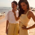 Astrid Coppens Instagram - Wat is jouw favoriete #astridblacklabel look? #advertentie Rok, short en kleedje zijn in linen en de knitwear in alpaca wol. Schrijf zeker een comment indien jullie vraagjes hebben over de looks. 💛 Shop de look #linkinbio