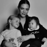 Astrid Coppens Instagram - Mijn 2 allergrootste schatten van de hele wereld Billie-Ray & Joey-Lee hun namen vereeuwigd in deze prachtige ketting van @kimmaessenjuwelier 💛 #familylove #momlife #jewelry #necklace #custommade #advertentie #shotbybramskibeat
