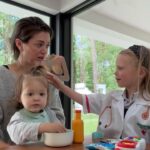 Astrid Coppens Instagram - Dokter Billie-Ray is terug van weggeweest en heeft voor alles een verklaring 🩺🥼#rollenspel #pretendplay #momlife