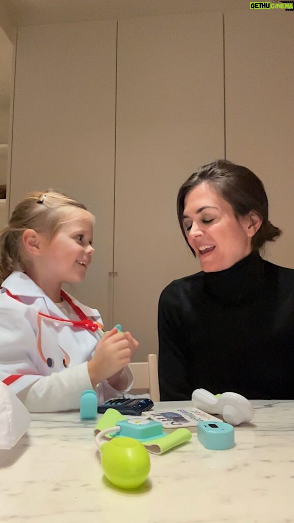 Astrid Coppens Instagram - Dokter Billie-Ray is van wacht tijdens de kerstvakantie DEEL 2 #pretendplay #dokter #momlife