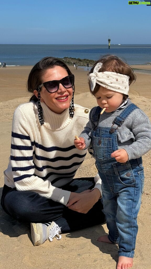 Astrid Coppens Instagram - We zitten in de “ik eet heel graag zand” fase 😳 #momlife #joeylee
