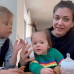 Astrid Coppens Instagram - En toen kreeg Joey-Lee ineens telefoon op haar gsm 😅📱#rollenspel alles is fictief buiten dat Joey-Lee echt boterhammetjes afpakt van andere kindjes in de crèche 🙈🍞😅