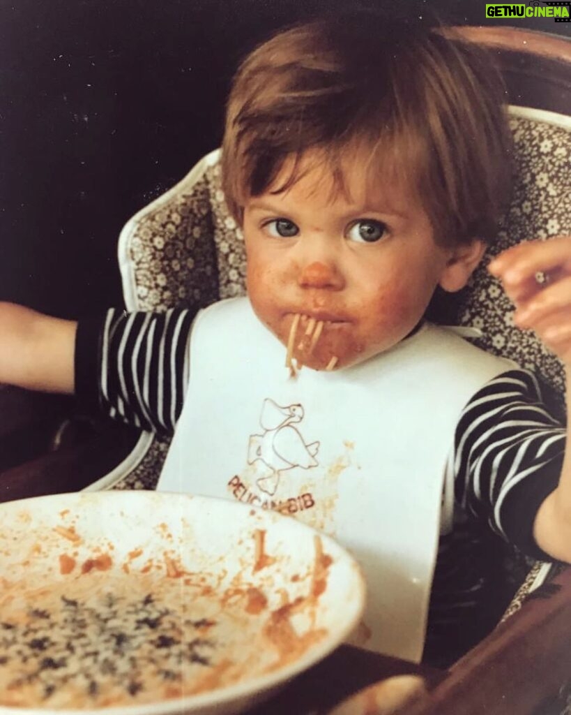 Astrid Coppens Instagram - Ik vs mijn jongste dochter @joeyleecoppens zelfde maaltijd, zelfde leeftijd 🍝 😋 #19monthsold