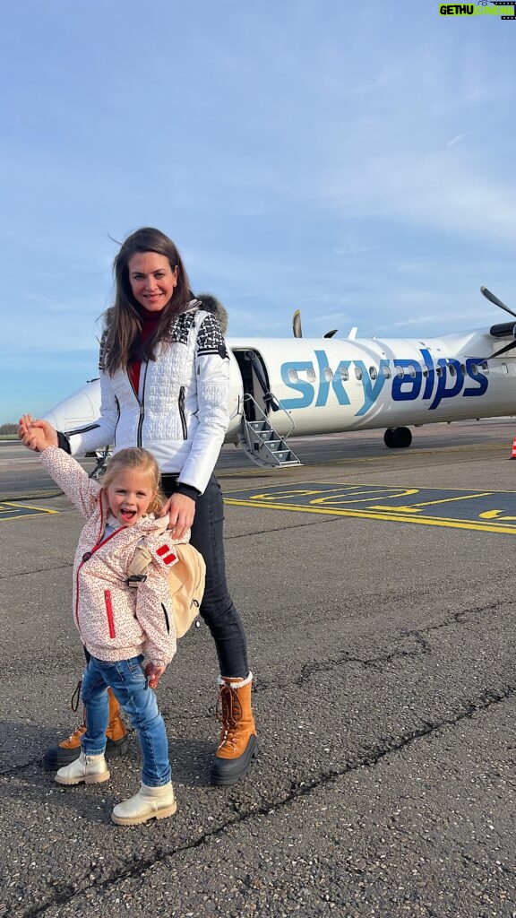 Astrid Coppens Instagram - Billie-Ray is zooooo excited voor haar allereerste Skivakantie 🎿⛷️met het vliegtuig vanuit Antwerpen naar Bolzano Zuid-Tirol 🇮🇹✈️ #advertentie #SkyAlps @skyalps.bz #southtyrol #suedtirol #ZuidTirol