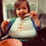 Astrid Coppens Instagram – Ik vs mijn jongste dochter @joeyleecoppens zelfde maaltijd, zelfde leeftijd 🍝 😋 #19monthsold