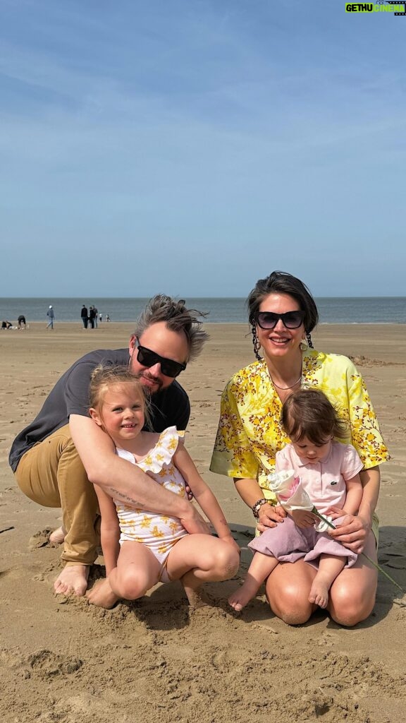 Astrid Coppens Instagram - Throwback naar de paasvakantie toen we 2 dagen mooi weer hebben gehad 💛☺️ #beachvibes #beachfun #family #momlife