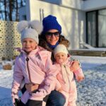Astrid Coppens Instagram - Sneeuwpret met het gezin - genieten met een glimlach! ❄️😊 #familiemomenten #family #momlife #snow #sneeuw