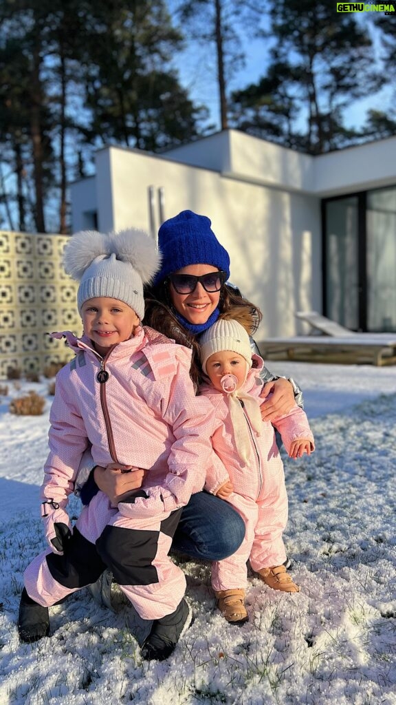Astrid Coppens Instagram - Sneeuwpret met het gezin - genieten met een glimlach! ❄️😊 #familiemomenten #family #momlife #snow #sneeuw