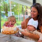 Astrid Coppens Instagram - Joey-Lee 24-10-2022 vandaag ben jij 1 jaartje jong en 1 jaar geleden heb jij ons leven compleet gemaakt ❤️🎂🎈🥳🎉 (haar kroontje was een beetje te groot ☺️) #joeylee #billieray #kids #birthday