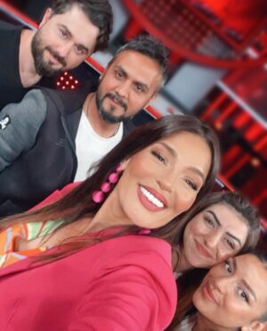 Asuman Krause Instagram - Kalplerinin güzelliği yüzüne vurmuş The Ekipsss❤️🙏🏽🥳🧿🧿🧿🧿 
Küpe: @zaraturkiye  @zara 
Ceket: @sedacetinkayya 😜 
@aileleryarisiyor 
@denizdumandeniz  @om_ur  @besteaykul  @busraltinbiz_