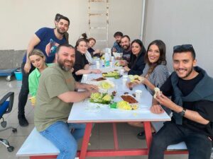 Asuman Krause Instagram - Canım ekiple çiğ köfte keyfi🤣 
@aileleryarisiyor
