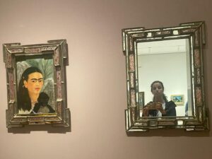 Athena Karkanis Instagram - En el espejo de Frida