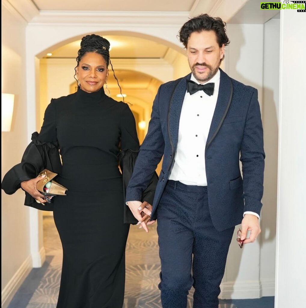 Audra McDonald Instagram - Got to get glammed up, hang with my @gildedagehbo family and have a fun date night with the hubby @willtheswenson at the @sagawards last night! Thank you @csiriano for the gorgeous gown! Styling by @jakesokoloff 💄: @shannonpezzetta 💇🏽‍♀️: @sabrina.porsche 💎: @alexisbittar 👠: @michaelkors 📸: @ajaitrue