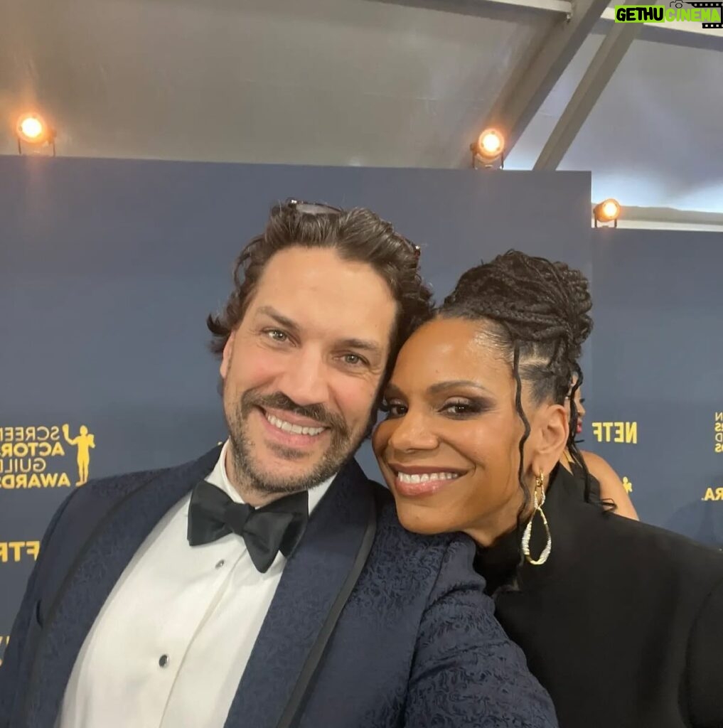 Audra McDonald Instagram - Got to get glammed up, hang with my @gildedagehbo family and have a fun date night with the hubby @willtheswenson at the @sagawards last night! Thank you @csiriano for the gorgeous gown! Styling by @jakesokoloff 💄: @shannonpezzetta 💇🏽‍♀️: @sabrina.porsche 💎: @alexisbittar 👠: @michaelkors 📸: @ajaitrue