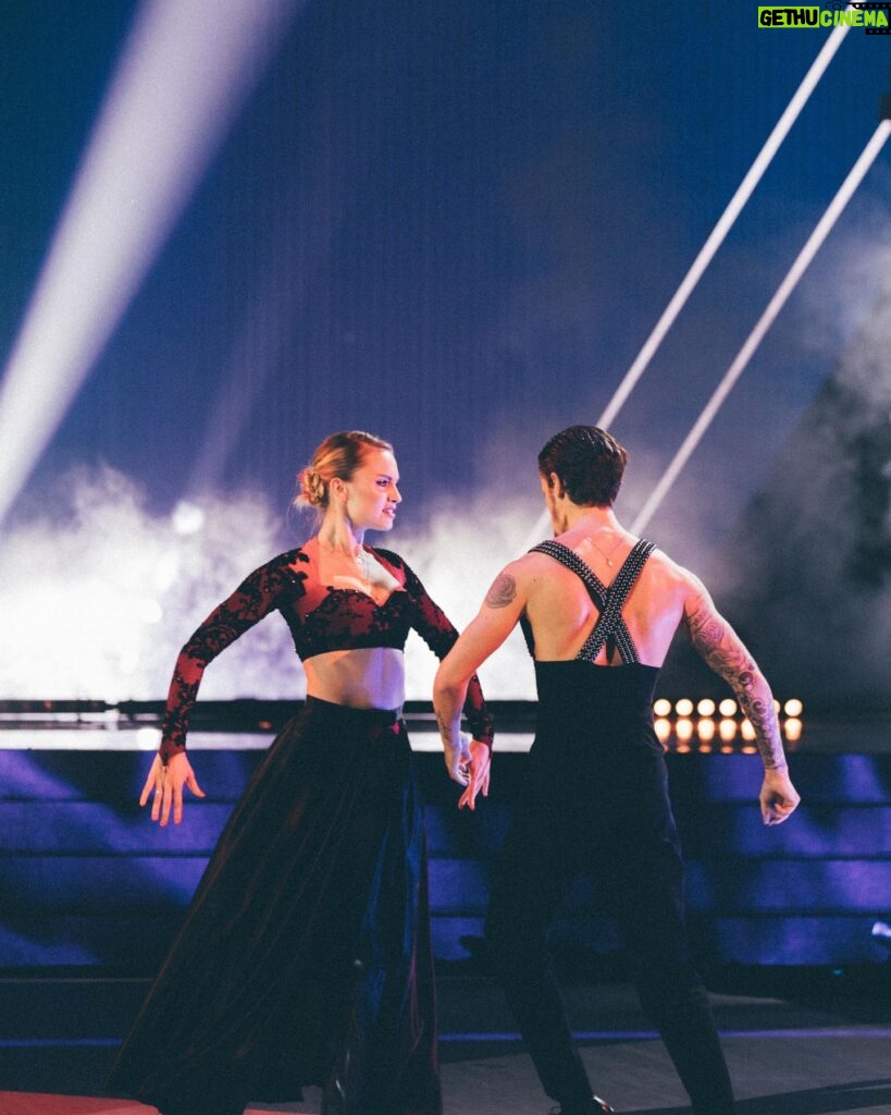 Aurélie Pons Instagram - Dancing with my star 🌌 Merci @dals_tf1 de mettre de la magie dans ma vie.