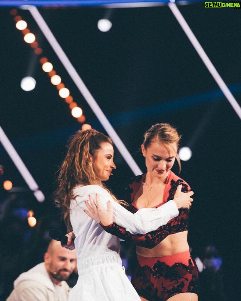 Aurélie Pons Instagram - Dancing with my star 🌌 Merci @dals_tf1 de mettre de la magie dans ma vie.