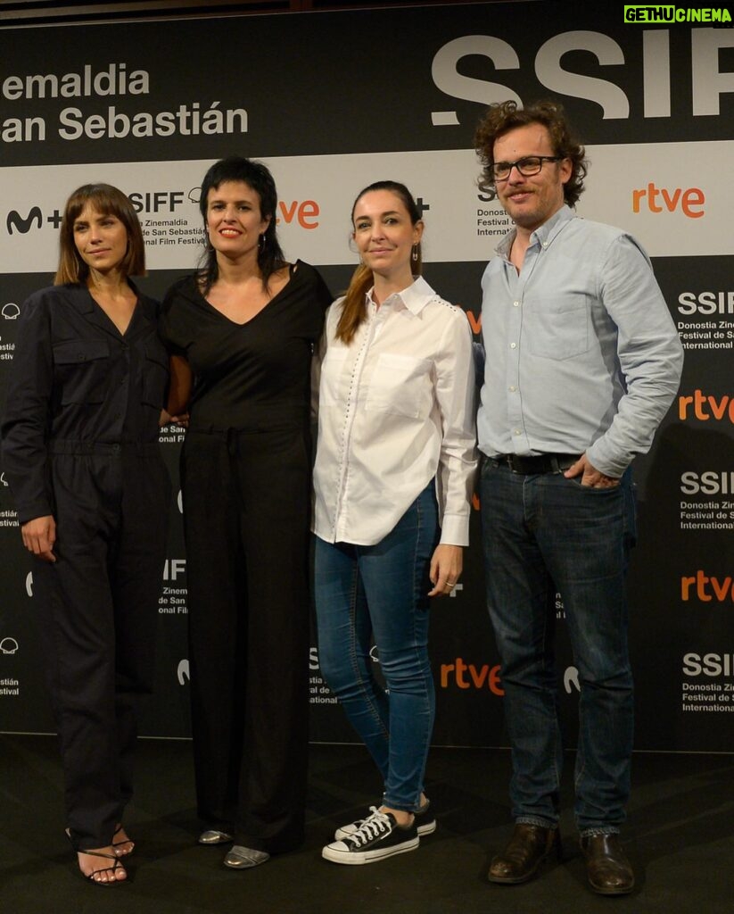 Aura Garrido Instagram - Este @sansebastianfes he tenido el privilegio de compartirlo con estas personas fantásticas y admiradas, con las que he visto películas, debatido intensamente y aprendido muchísimo de ecología, de cine y de la vida. Formar parte del jurado Lurra ha sido la experiencia más bonita del festival. Gracias @greenpeace_esp 1. Mis compis 2. Diana Chinea de @caramelfilms recogiendo el premio para ‘Evil does not exist’ 3, 4 y 5. Las películas nominadas 6. Mi jurado favorito otra vez 7. @alexandrajhleight mi compañera favorita de festivales