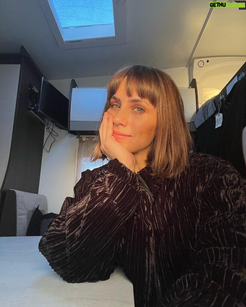 Aura Garrido Instagram - De cuando salía el sol entre las caravanas de rodaje