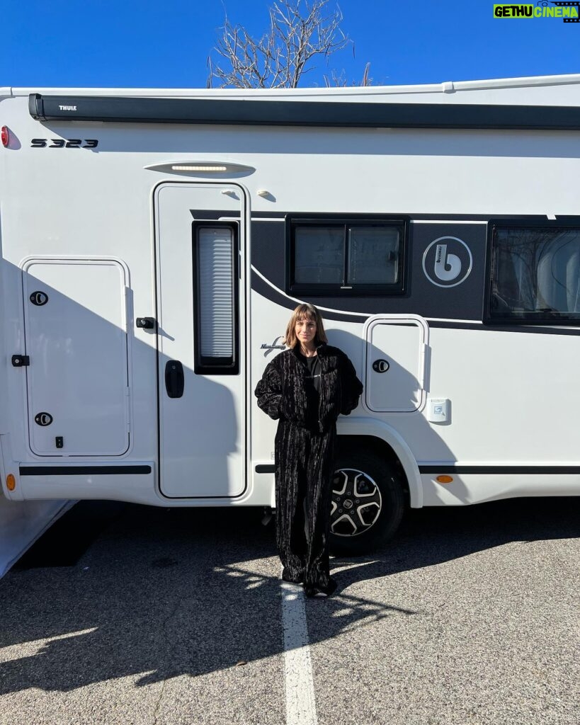 Aura Garrido Instagram - De cuando salía el sol entre las caravanas de rodaje