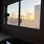 Aura Garrido Instagram – De cuando salía el sol entre las caravanas de rodaje