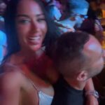 Aurah Ruiz Instagram - Carrete de una noche que no supero ❤️‍🩹👽 1- Nos vamos a ver a @bizarrap 🥹 2- Mi primer vídeo de 100 y cogí el mítico avión pasando por @ushuaiaibiza 😁. 3- El señor no supero mi outfit y yo tampoco el de el 😂 4- El amor de mi vida estaba guapísimo 😍🥰 5- Que viene que viene 😎mi emoción 🥹 6- te ame @bizarrap la rompiste 🥹❤️‍🩹 7- el vídeo con mi Hermano @tavitoorf love. 8- este vídeo me encantan 😍 9- me supo a poco y nos fuimos a @pachaofficial 10- lo buena pareja que hacemos 👽👽