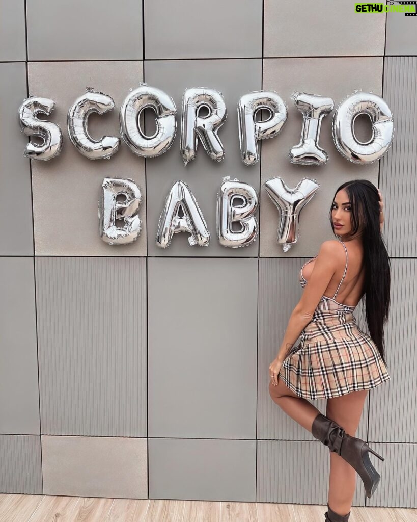 Aurah Ruiz Instagram - Happy Birthday to me🍾🎊❤️ Nueva vuelta al sol ☀️ Un año mas aprendido🫡 Dando las gracias por un año mas vivido🙏 y de vida. Siempre agradecida bendiciones para mi y mi familia❤️🙏😍 . Scorpio Baby🦂