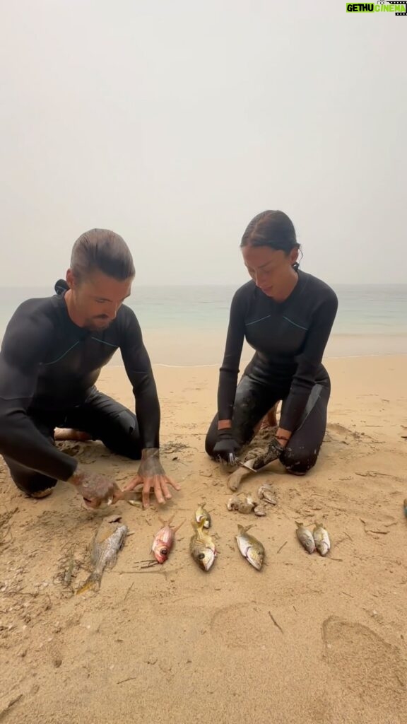 Aurah Ruiz Instagram - Aurah y Gorka nos enseñan cómo preparan los peces 🐟 ¿Qué tarea preferiríais hacer vosotros? ¿Pesca, comida o cuidar el fuego? 🔥 #Supervivientes #aprendeconnosotros #trucos