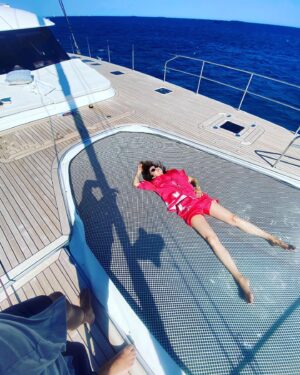 Aure Atika Instagram - C’est épuisant le trampoline 

@seazen2.sy @heimstone
