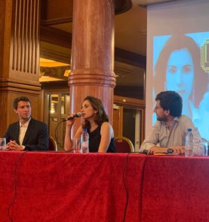 Aure Atika Instagram - Bravo et merci à la jeune et dynamique équipe de  @adca_aix de rendre contagieux leur amour de la salle et du cinéma et d’energiser leur ville! 
D’Aix à Paris, pour le cinéma, on lève les bras;)

#aixlesbains #paris #grandrex #bullettrain #bradpitt #fordvedette1954 #teamfigolu #constancedebre #roselefilm