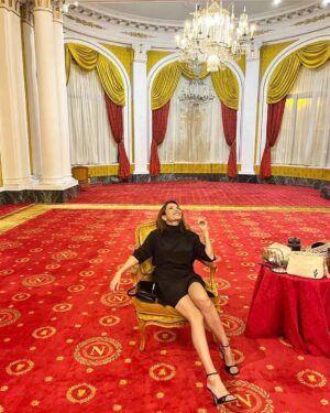 Aure Atika Instagram - Oh c’est pas Versailles ici