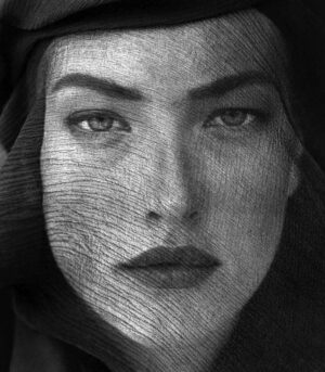 Aure Atika Instagram - Sa beauté était fascinante et mystérieuse 🖤🖤🖤 RIP #tatianapatitz @tatjanapatitz 

#supermodel #90s #herbritts #peterlindbergh