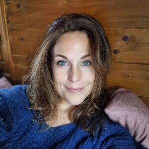 Aurélie Vaneck Instagram - Bonne année les terriens!
🌟🥳🌎

Je nous la souhaite douce et pétillante, et qu'on la vive avec les yeux et les oreilles grands ouverts!
.
.
.
#2023 #hophophop  #onsereveille
Haircolor @le_studio_coloriste