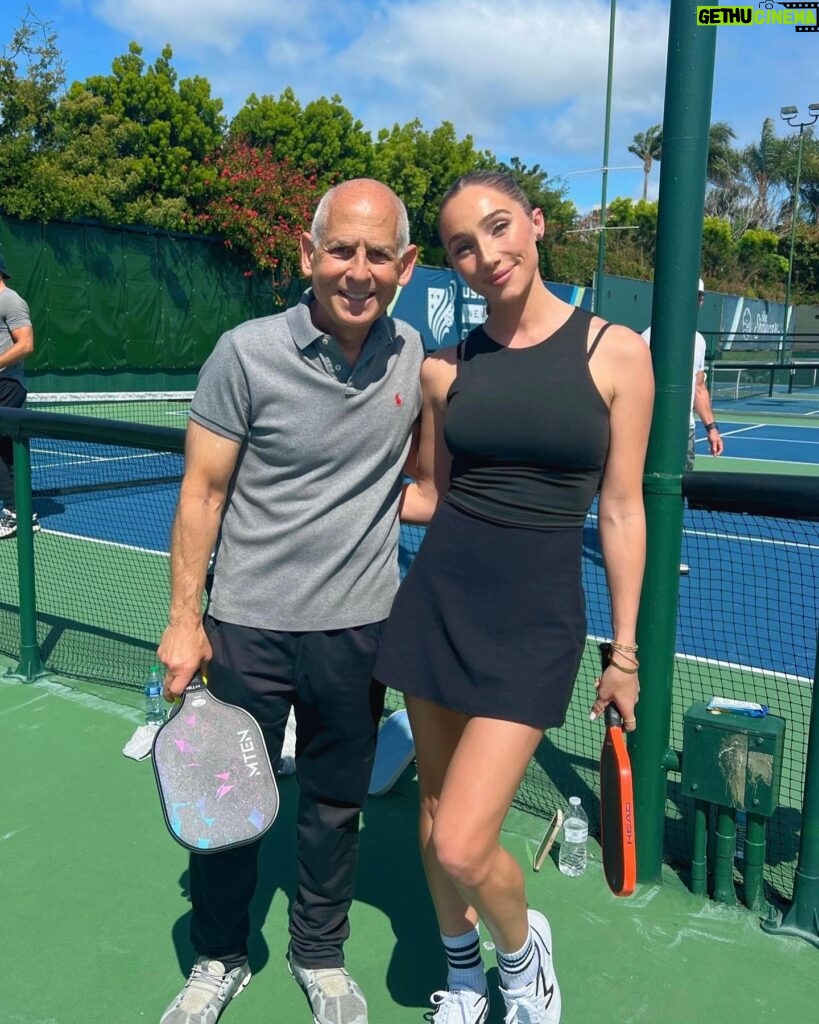 Aurora Culpo Instagram - No one should have to face mental health challenges alone. Huge thanks to @doc_amen and @lemonsbytay for spreading hope and showing that with the right support and resources, everyone has the potential to lead a fulfilling and healthy life. Ps: Did you know racket sports are medicine for the brain AND people who play them love longer than everyone else?!🏓 Who thinks Dr. Amen should come on the pod 🙋🏼‍♀️😉