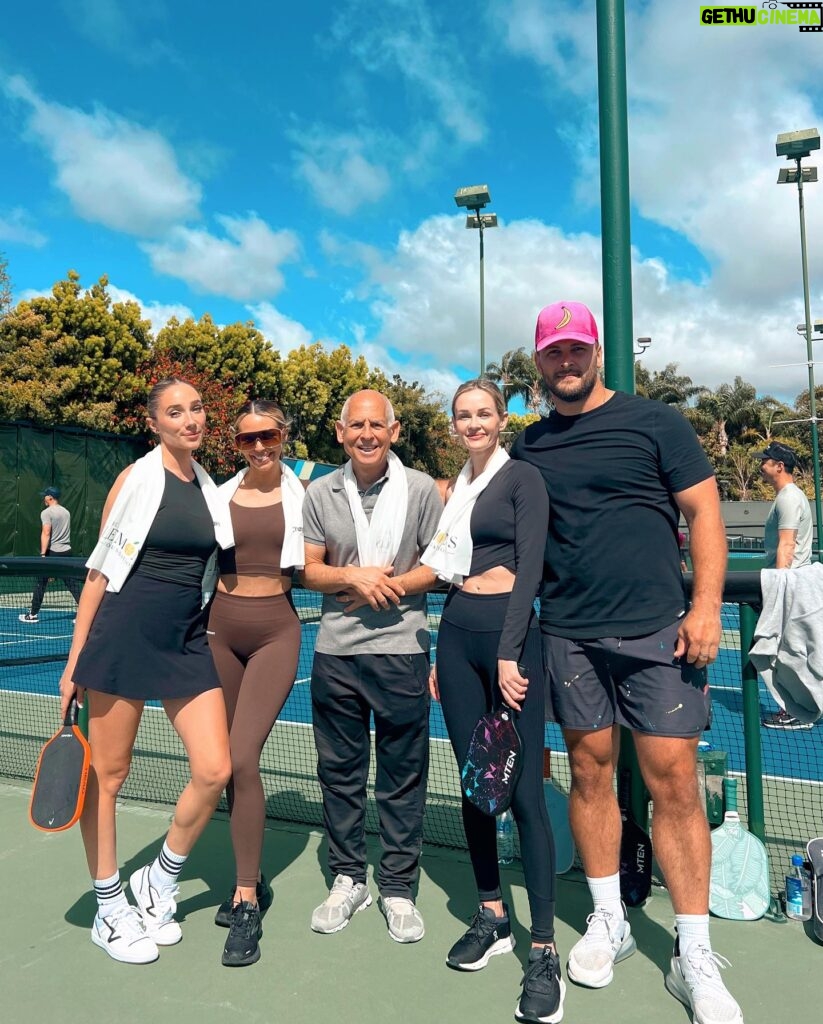 Aurora Culpo Instagram - No one should have to face mental health challenges alone. Huge thanks to @doc_amen and @lemonsbytay for spreading hope and showing that with the right support and resources, everyone has the potential to lead a fulfilling and healthy life. Ps: Did you know racket sports are medicine for the brain AND people who play them love longer than everyone else?!🏓 Who thinks Dr. Amen should come on the pod 🙋🏼‍♀️😉