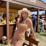 Aurora Culpo Instagram - In the desert! My ‘first move’ was stopping by @bumble 🐝❤️🌵#bumblepartner