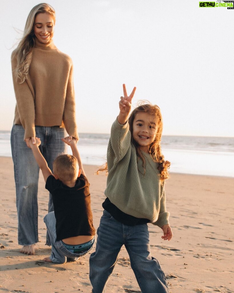 Aurora Culpo Instagram - Couple more from this shoot! Tags below Earrings: @leosierracollection Sweater: @unsubscribed Jeans: @r13 📸 @katherinescottphotography #coparenting
