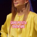 Aurora Leone Instagram - Meglio un lavoro sicuro o fare quello che ti piace? Adesso su Prime lo spettacolo completo di AURORA LEONE - Una famiglia a pretesto 🎤 #standup #comicità #università @primevideoit