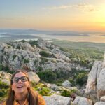 Aurora Leone Instagram - Cose che non dimenticherò di questo viaggio in Sardegna - il monte Tejalone scalato per bere un’ichnusa al tramonto (non ho foto in cui sto meglio di così) - i cinghiali che ho scoperto che possono nuotare anche per sei ore - una serata con Paola Cortellesi e Riccardo Milani a fare collanine a mano - la gara di rotolini gemellare - il faro di capo Spartivento - Simone minacciato da un rinoceronte arrabbiato alla sua sinistra - le mie passioni: taglieri e birkenstock - Liliana zia Patrizia - diventare grandi - foglietto trovato in macchina di cui non comprendo la motivazione. Proprietario, se mi segui, sto ancora cercando di capire cosa abbiamo sbagliato in quel parcheggio