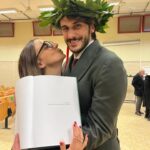 Aurora Leone Instagram - Mio fratello gemello oggi si è laureato in Veterinaria. Forse è la prima volta che non celebriamo simultaneamente un traguardo importante. Compleanni, diplomi, comunioni, tutti insieme. Ed io sono così fiera di lui che spero che me lo faccia pesare per sempre, almeno per tutte le volte che una persona gli ha detto “ho visto tua sorella alla televisiiiiiione”. Io voglio sentirmi dire “ho visto che tuo fratello si è laureatooo” Te lo meriti. Saremo sempre compatibili come in questa foto il primo giorno di prima elementare. Chi non ti conosce mi conosce a metà. Complimenti Totò, ti voglio bene più di tutto.