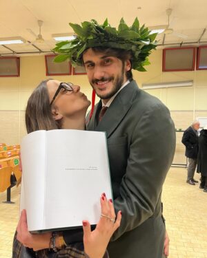 Aurora Leone Instagram - Mio fratello gemello oggi si è laureato in Veterinaria.
Forse è la prima volta che non celebriamo simultaneamente un traguardo importante.
Compleanni, diplomi, comunioni, tutti insieme.
Ed io sono così fiera di lui che spero che me lo faccia pesare per sempre, almeno per tutte le volte che una persona gli ha detto “ho visto tua sorella alla televisiiiiiione”.
Io voglio sentirmi dire “ho visto che tuo fratello si è laureatooo”
Te lo meriti.
Saremo sempre compatibili come in questa foto il primo giorno di prima elementare. 
Chi non ti conosce mi conosce a metà. 
Complimenti Totò, ti voglio bene più di tutto.