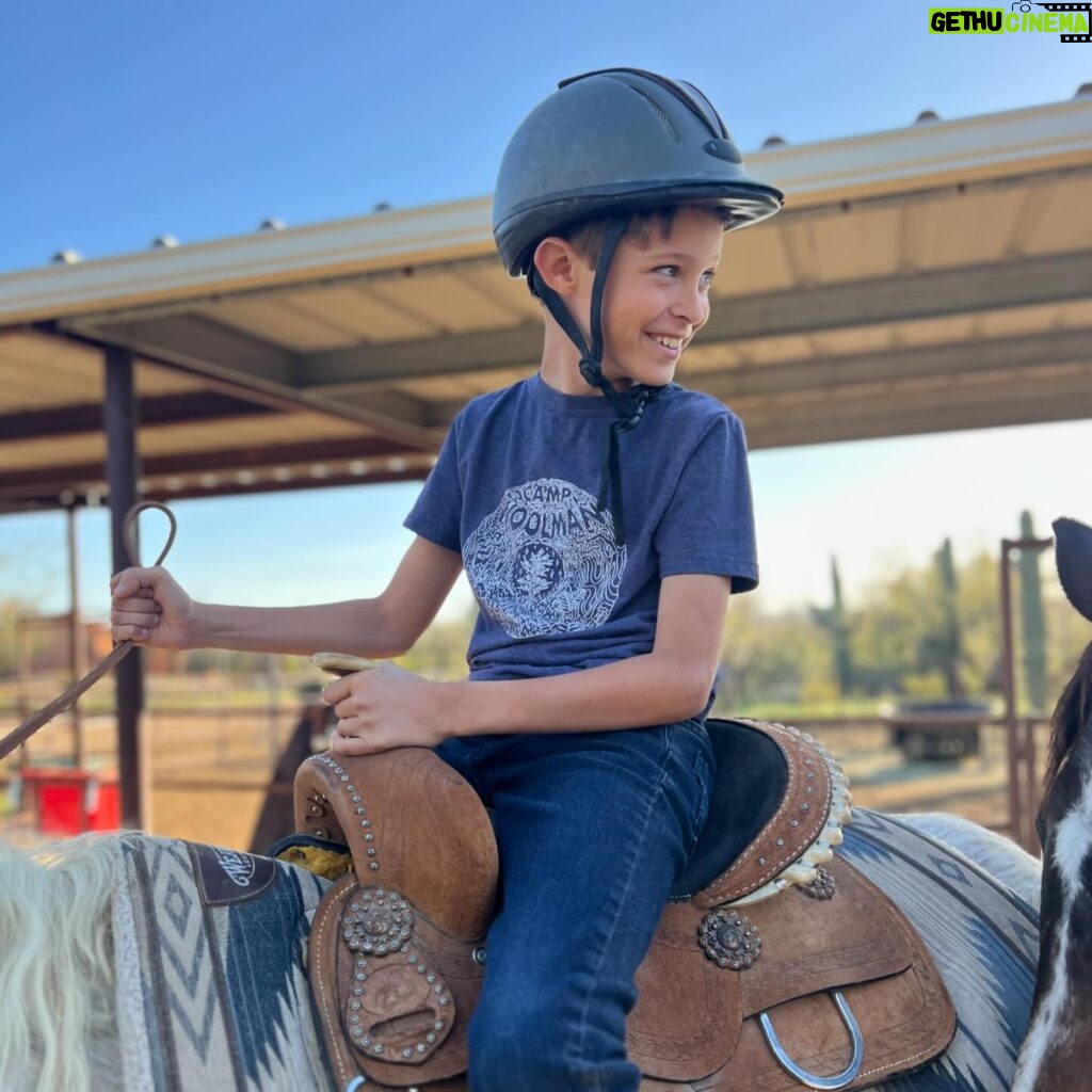 Autumn Reeser Instagram - Horse people. For a minute:) Thanks @saguarocompanystore and @meegs.lo for the adventure… and for keeping this friendship train going since we were 12. Pretty impressive. :) (Also impressive… all these other humans we made!!)