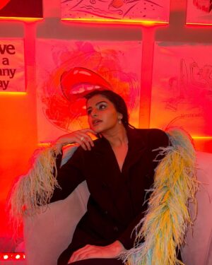 Avantika Dasani Instagram - Me every time I’m out post my planned bedtime 

(In this case, it was only cause I looked like this) Dressed by the @thestylingroomoffical @anishagandhi3