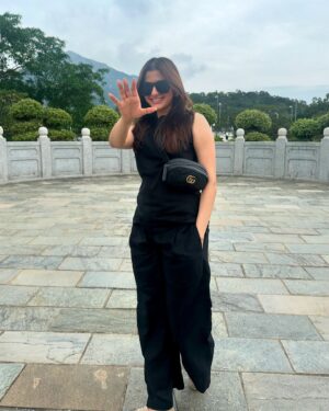 Avantika Dasani Instagram - Girls trip!
#HK #DayEdition 

Pro trip: lunch at @themonogamouschinese and Veggie Kingdom (Vegetarian heaven) for the best Sichuan Meals. Pick up bubbltea from @silk.hk and just walk through central (!) 
Lantau: if you’re feeling touristy go see the Big Buddha cable cart, lots of steps and walking, serene 
If you’re not, go for a hike still lots of steps and walking and serene

Wearing @wildcherry.in 🤍